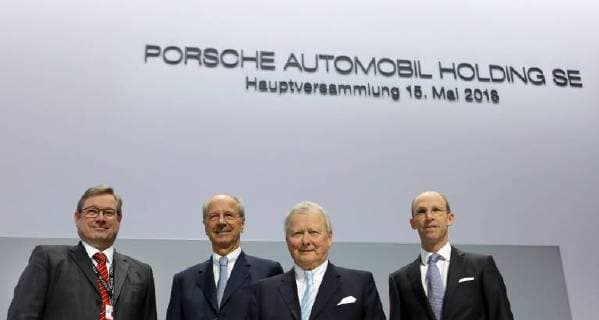 Themen der Woche KW20 15.05.2018, Stuttgart, DEU, Hauptversammlung der Porsche Automobil Holding SE in der Porsche Arena in Stuttgart. Manfred Doess, Mitglied des Vorstandes der Porsche SE, Hans Dieter Poetsch, Vorsitzender des Vorstandes der Porsche Automobil Holding SE Wolfgang Porsche, Vorsitzender des Aufsichtsrates der Porsche Automobil Holding SE und Philipp von Hagen, Mitglied des Vorstandes der Porsche Holding SE. *** 15 05 2018 Stuttgart DEU Annual General Meeting of Porsche Automobil Holding SE at the Porsche Arena in Stuttgart Manfred Doess Member of the Board of Management of Porsche SE Hans Dieter Poetsch Chairman of the Board of Porsche Automobil Holding SE Wolfgang Porsche Chairman of the Supervisory Board of Porsche Automobil Holding SE and Philipp von Hagen Member of the Board of Porsche Holding SE