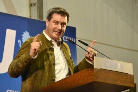 14.05.18, Indersdorf bei Dachau, Ministerpräsident Markus Söder im Indersdorfer Bierzelt, Festzelt, Redner, sprechen, reden, gesten gestikuliert, Dr. Markus Söder, deutscher Politiker, CSU, seit dem 16. März 2018 Ministerpräsident des Freistaates Bayern. Spitzenkandidat der CSU für die Landtagswahl 2018. Seit 1994 gehört Söder dem Bayerischen Landtag an. Von 2007 bis 2008 war er Bayerischer Staatsminister für Bundes- und Europaangelegenheiten, von 2008 bis 2011 Bayerischer Staatsminister für Umwelt und Gesundheit und von 2011 bis 2018 Bayerischer Staatsminister der Finanzen, für Landesentwicklung und Heimat. Kruzifix, bayrischer Kreuzerlass für Behörden, Polizeiaufgabengesetz, PAG, Polizei, Geheimdienst *** 14 05 18 Indersdorf near Dachau Prime Minister Markus Söder in the Indian beer tent Marquee Speakers Talk Gestures gestures Dr Mark