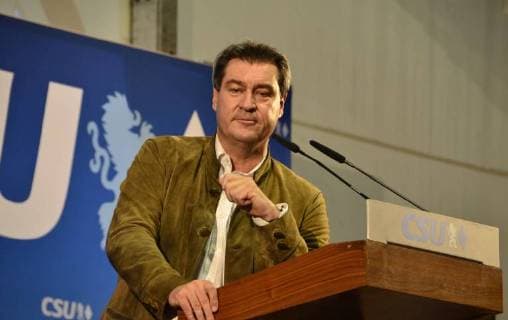 14.05.18, Indersdorf bei Dachau, Ministerpräsident Markus Söder im Indersdorfer Bierzelt, Festzelt, Redner, sprechen, reden, gestikuliert, spricht, redet Dr. Markus Söder, deutscher Politiker, CSU, seit dem 16. März 2018 Ministerpräsident des Freistaates Bayern. Spitzenkandidat der CSU für die Landtagswahl 2018. Seit 1994 gehört Söder dem Bayerischen Landtag an. Von 2007 bis 2008 war er Bayerischer Staatsminister für Bundes- und Europaangelegenheiten, von 2008 bis 2011 Bayerischer Staatsminister für Umwelt und Gesundheit und von 2011 bis 2018 Bayerischer Staatsminister der Finanzen, für Landesentwicklung und Heimat. Kruzifix, bayrischer Kreuzerlass für Behörden, Polizeiaufgabengesetz, PAG, Polizei, Geheimdienst *** 14 05 18 Indersdorf near Dachau Prime Minister Markus Söder in the Indian beer tent Marquee Speakers Speak Gesticulated spea