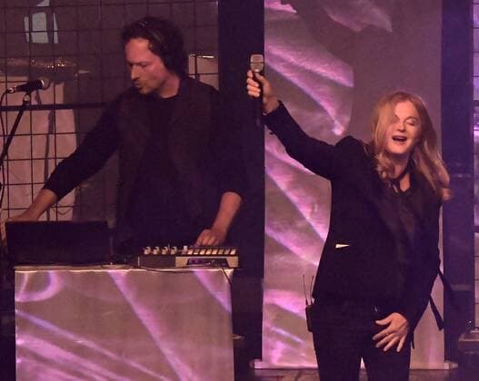 Inga Humpe und Band 2Raumwohnung Liveauftritt 30 Jahre Fred Jay Preisverleihung in Berlin in der Columbiahalle am 15.05.2018