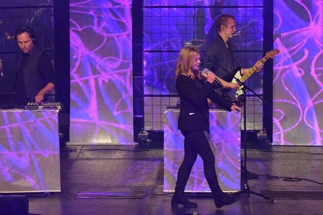 Inga Humpe und Band 2Raumwohnung Liveauftritt 30 Jahre Fred Jay Preisverleihung in Berlin in der Columbiahalle am 15.05.2018