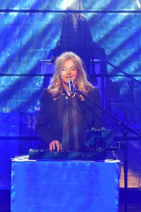Inga Humpe und Band 2Raumwohnung Liveauftritt 30 Jahre Fred Jay Preisverleihung in Berlin in der Columbiahalle am 15.05.2018