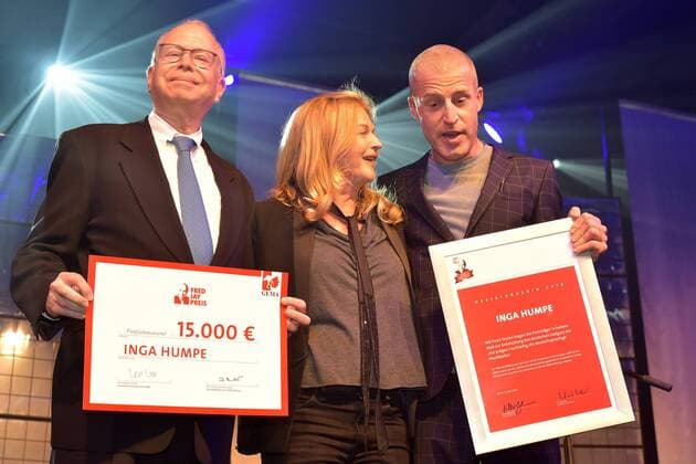 Dr. Michael Jacobson ( Sohn von Fred Jay), Inga Humpe ( Fred Jay Preistraeger 2018), Benjamin von Stuttrad Barre, Laudator 30 Jahre Fred Jay Preisverleihung in Berlin in der Columbiahalle am 15.05.2018