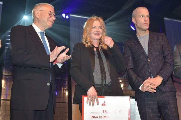 Dr. Michael Jacobson ( Sohn von Fred Jay), Inga Humpe ( Fred Jay Preistraeger 2018), Benjamin von Stuttrad Barre, Laudator 30 Jahre Fred Jay Preisverleihung in Berlin in der Columbiahalle am 15.05.2018