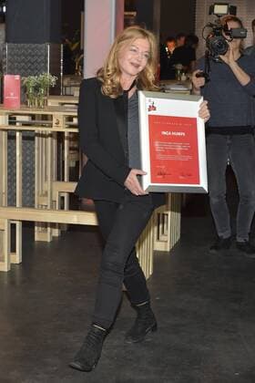 Inga Humpe mit ihrer Trophaee ( Fred Jay Preis 2018 ) 30 Jahre Fred Jay Preisverleihung in Berlin in der Columbiahalle am 15.05.2018