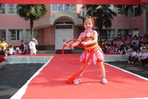 May 17, 2018 - Xiaogan, Xiaogan, China - Xiaogan, CHINA-17th May 2018: A family fashion show is held at Yunmeng Kindergarten in Xiaogan, central China s Hubei Province. Kids and their parents present various costumes of all walks of life at the family fashion show. Xiaogan China  - ZUMAs145 20180517_zaa_s145_029 Copyright: xChenxBaozhongx