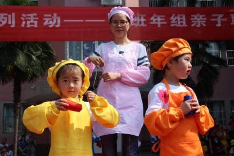 May 17, 2018 - Xiaogan, Xiaogan, China - Xiaogan, CHINA-17th May 2018: A family fashion show is held at Yunmeng Kindergarten in Xiaogan, central China s Hubei Province. Kids and their parents present various costumes of all walks of life at the family fashion show. Xiaogan China  - ZUMAs145 20180517_zaa_s145_032 Copyright: xChenxBaozhongx