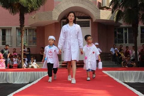 May 17, 2018 - Xiaogan, Xiaogan, China - Xiaogan, CHINA-17th May 2018: A family fashion show is held at Yunmeng Kindergarten in Xiaogan, central China s Hubei Province. Kids and their parents present various costumes of all walks of life at the family fashion show. Xiaogan China  - ZUMAs145 20180517_zaa_s145_040 Copyright: xChenxBaozhongx