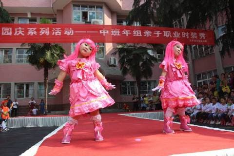 May 17, 2018 - Xiaogan, Xiaogan, China - Xiaogan, CHINA-17th May 2018: A family fashion show is held at Yunmeng Kindergarten in Xiaogan, central China s Hubei Province. Kids and their parents present various costumes of all walks of life at the family fashion show. Xiaogan China  - ZUMAs145 20180517_zaa_s145_046 Copyright: xChenxBaozhongx