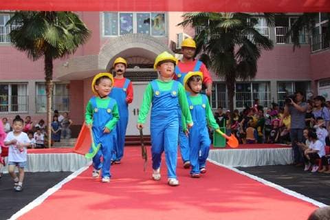 May 17, 2018 - Xiaogan, Xiaogan, China - Xiaogan, CHINA-17th May 2018: A family fashion show is held at Yunmeng Kindergarten in Xiaogan, central China s Hubei Province. Kids and their parents present various costumes of all walks of life at the family fashion show. Xiaogan China  - ZUMAs145 20180517_zaa_s145_047 Copyright: xChenxBaozhongx