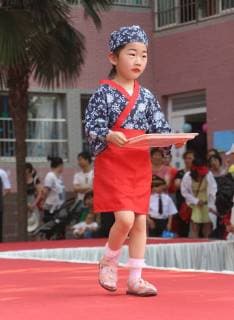 May 17, 2018 - Xiaogan, Xiaogan, China - Xiaogan, CHINA-17th May 2018: A family fashion show is held at Yunmeng Kindergarten in Xiaogan, central China s Hubei Province. Kids and their parents present various costumes of all walks of life at the family fashion show. Xiaogan China  - ZUMAs145 20180517_zaa_s145_049 Copyright: xChenxBaozhongx