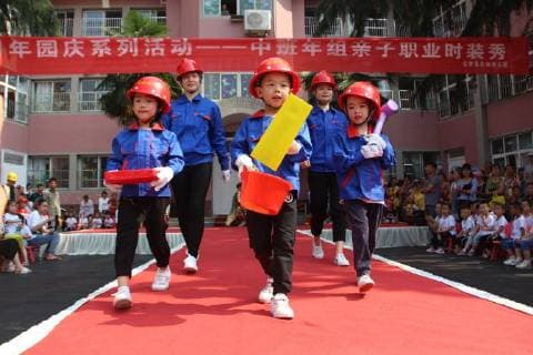 May 17, 2018 - Xiaogan, Xiaogan, China - Xiaogan, CHINA-17th May 2018: A family fashion show is held at Yunmeng Kindergarten in Xiaogan, central China s Hubei Province. Kids and their parents present various costumes of all walks of life at the family fashion show. Xiaogan China  - ZUMAs145 20180517_zaa_s145_051 Copyright: xChenxBaozhongx