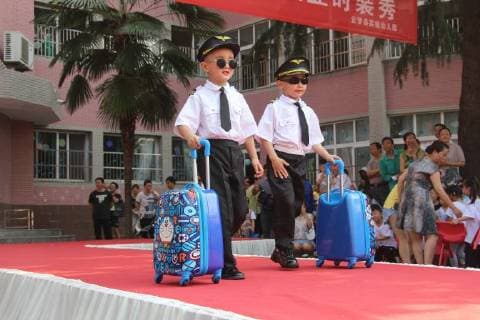 May 17, 2018 - Xiaogan, Xiaogan, China - Xiaogan, CHINA-17th May 2018: A family fashion show is held at Yunmeng Kindergarten in Xiaogan, central China s Hubei Province. Kids and their parents present various costumes of all walks of life at the family fashion show. Xiaogan China  - ZUMAs145 20180517_zaa_s145_063 Copyright: xChenxBaozhongx