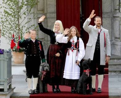 Entertainment Bilder der Woche KW20 Entertainment Bilder des Tages 17-05-2018 Skaugum Princess Mette Marit and Prince Haakon and Princess Ingrid Alexandra and Prince Sverre Magnus celebrating the national day at the residence in Skaugum, Norway.  Copyright: xPPE NIEBOERx
