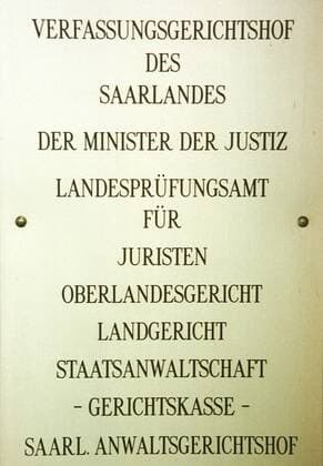 Schild am Landgericht in Saarbrücken, fotografiert am Freitag (31.10.2003). Verfassungsgerichtshof, Justizministerium, Landesprüfungsamt für Juristen, Oberandesgericht, Landgericht, Staatsanwaltschaft, Gerischtskasse. *** Shield at the district court in Saarbrücken photographed on Friday 31 10 2003 Constitutional Court Justice Department Landesprüfungsamt für Juristen Oberandesgericht District Court Prosecutor Gerischtskasse