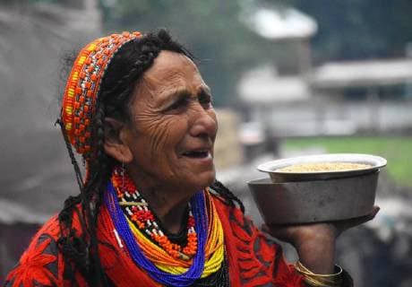 IMAGO Cultures of the world, Kalash People, Pakistan (180518) -- KALASH VALLEY (PAKISTAN), May 18, 2018 -- Photo taken on May 14, 2018 shows a Kalash woman wearing traditional colorful costumes in Kalash Valley in northwest Pakistan s Chitral District. The Kalash are the ancient tribe of Pakistan and they have their own way of life, religion, language, rituals and identity.) (sxk) PAKISTAN-KALASH VALLEY-DAILY LIFE SaeedxAhmad 