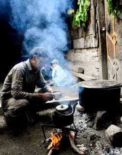 IMAGO Cultures of the world, Kalash People, Pakistan (180518) -- KALASH VALLEY (PAKISTAN), May 18, 2018 -- A Kalash man prepares tea at his home in Kalash Valley in northwest Pakistan s Chitral District on May 14, 2018. The Kalash are the ancient tribe of Pakistan and they have their own way of life, religion, language, rituals and identity.) (sxk) PAKISTAN-KALASH VALLEY-DAILY LIFE SaeedxAhmad 