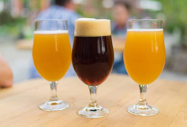 10.05.2018, Berlin, Deutschland, GER - Nahaufnahme von gefüllten Biergläsern. Die Kelche sind gefüllt mit einem Weizenbier und einem dunkeln Bier aus einer Berliner Craftbier Brauerei.