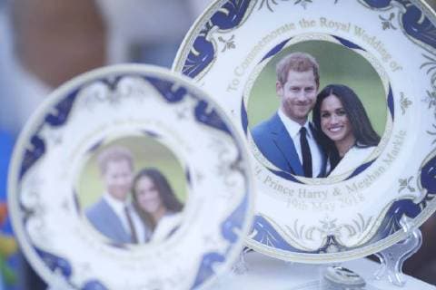 Entertainment Bilder der Woche KW20 Entertainment Bilder des Tages 18-05-2018 UK Souvenir memorabilia in a shop window in Windsor Town Centre, UK ahead of Prince Harry and Meghan Markle s wedding. No Spain  Copyright: xPPE THORTONx