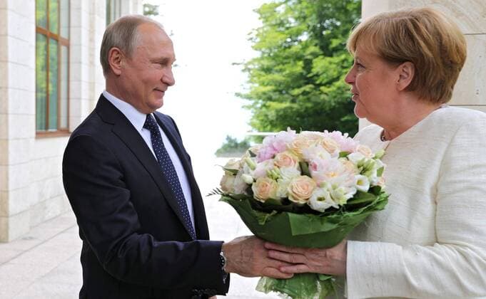 News Bilder des Tages May 18, 2018 - Sochi, Russia - Russian President Vladimir Putin welcomes German Chancellor Angela Merkel to the Bocharov Ruchei residence May 18, 2018 in Sochi, Russia. Sochi Russia - ZUMAp138 20180518_zaa_p138_004 Copyright: xMikhaelxKlimentyevx