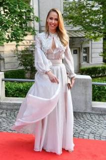 Sylvia WALKER (Sky Moderatorin), Einzelbild,Freisteller, Ganzkoerperaufnahme,ganze Figur. Roter Teppich,Red Carpet,Bayerischer Fernsehpreis 2018 am 18.05.2018.
