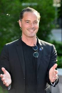 John FRIEDMANN (Schauspieler), Einzelbild,angeschnittenes Einzelmotiv,Halbfigur,halbe Figur. Roter Teppich,Red Carpet,Bayerischer Fernsehpreis 2018 am 18.05.2018.