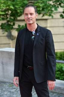 John FRIEDMANN (Schauspieler), Einzelbild,angeschnittenes Einzelmotiv,Halbfigur,halbe Figur. Roter Teppich,Red Carpet,Bayerischer Fernsehpreis 2018 am 18.05.2018.