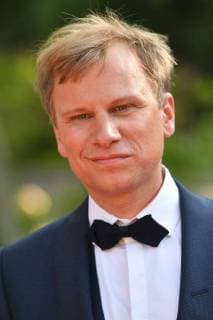 Robert STADLOBER (Schauspieler), Einzelbild,angeschnittenes Einzelmotiv,Portraet,Portrait,Porträt. Roter Teppich,Red Carpet,Bayerischer Fernsehpreis 2018 am 18.05.2018.