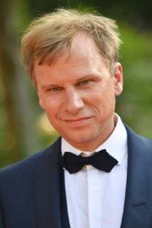Robert STADLOBER (Schauspieler), Einzelbild,angeschnittenes Einzelmotiv,Portraet,Portrait,Porträt. Roter Teppich,Red Carpet,Bayerischer Fernsehpreis 2018 am 18.05.2018.
