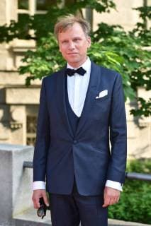 Robert STADLOBER (Schauspieler), Einzelbild,angeschnittenes Einzelmotiv,Halbfigur,halbe Figur. Roter Teppich,Red Carpet,Bayerischer Fernsehpreis 2018 am 18.05.2018.