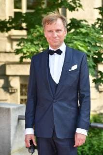 Robert STADLOBER (Schauspieler), Einzelbild,angeschnittenes Einzelmotiv,Halbfigur,halbe Figur. Roter Teppich,Red Carpet,Bayerischer Fernsehpreis 2018 am 18.05.2018.
