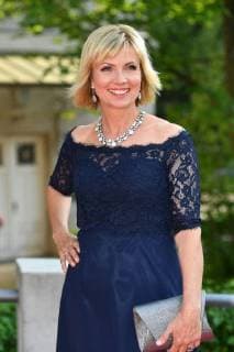 Ilka ESSMUELLER (Moderatorin), Einzelbild,angeschnittenes Einzelmotiv,Halbfigur,halbe Figur. Roter Teppich,Red Carpet,Bayerischer Fernsehpreis 2018 am 18.05.2018.