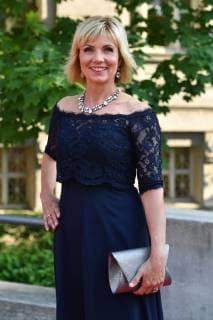 Ilka ESSMUELLER (Moderatorin), Einzelbild,angeschnittenes Einzelmotiv,Halbfigur,halbe Figur. Roter Teppich,Red Carpet,Bayerischer Fernsehpreis 2018 am 18.05.2018.