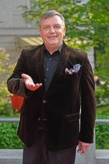 Entertainment Bilder des Tages Hape KERKELING (Entertainer), Einzelbild,angeschnittenes Einzelmotiv,Halbfigur,halbe Figur. Roter Teppich,Red Carpet,Bayerischer Fernsehpreis 2018 am 18.05.2018.