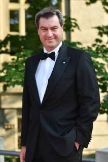 Markus SOEDER (Ministerpraesident Bayern) im Smoking, Einzelbild,angeschnittenes Einzelmotiv,Halbfigur,halbe Figur. Roter Teppich,Red Carpet,Bayerischer Fernsehpreis 2018 am 18.05.2018.