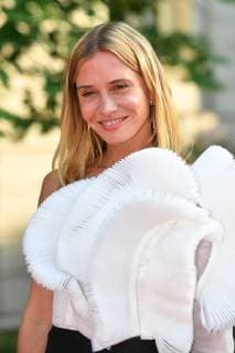 Nadeshda BRENNICKE (Schauspielerin), Einzelbild,angeschnittenes Einzelmotiv,Halbfigur,halbe Figur. Roter Teppich,Red Carpet,Bayerischer Fernsehpreis 2018 am 18.05.2018.