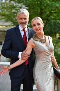Isabella HUEBNER (Schauspielerin) mit maennlicher Begleitung. Roter Teppich,Red Carpet,Bayerischer Fernsehpreis 2018 am 18.05.2018.