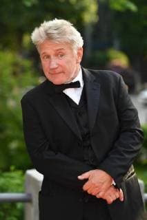 Joerg SCHUETTAUF (Schauspieler), Einzelbild,angeschnittenes Einzelmotiv,Halbfigur,halbe Figur. Roter Teppich,Red Carpet,Bayerischer Fernsehpreis 2018 am 18.05.2018.