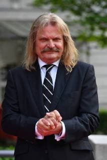 Leslie MANDOKI (Musiker,Komponist), Einzelbild,angeschnittenes Einzelmotiv,Halbfigur,halbe Figur. Roter Teppich,Red Carpet,Bayerischer Fernsehpreis 2018 am 18.05.2018.