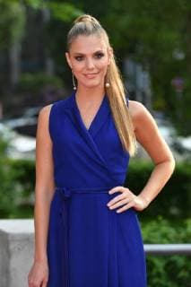 Viviane GEPPERT (Moderatorin), Einzelbild,angeschnittenes Einzelmotiv,Halbfigur,halbe Figur. Roter Teppich,Red Carpet,Bayerischer Fernsehpreis 2018 am 18.05.2018.