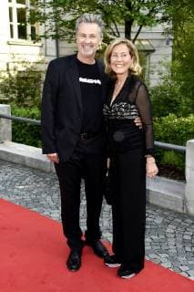 Timothy Peach mit Begleitung bei der Verleihung des 30. Bayerischen Fernsehpreises 2018 im Prinzregententheater. München, 18.05.2018