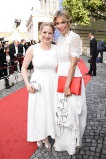 Jasmin Schwiers und Nina Gnädig bei der Verleihung des 30. Bayerischen Fernsehpreises 2018 im Prinzregententheater. München, 18.05.2018