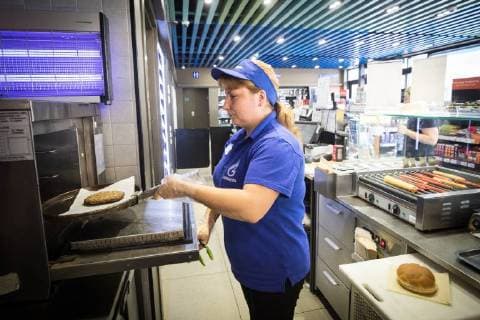 MOSCOW, RUSSIA â€“ MAY 17, 2018: Making a burger with a football bun at a Gazprom Neft filling station. Sergei Bobylev TASS  TS0801DC