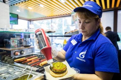MOSCOW, RUSSIA â€“ MAY 17, 2018: Making a burger with a football bun at a Gazprom Neft filling station. Sergei Bobylev TASS  TS0801DF