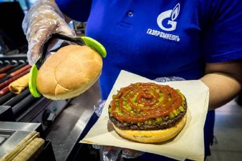 MOSCOW, RUSSIA â€“ MAY 17, 2018: Making a burger with a football bun at a Gazprom Neft filling station. Sergei Bobylev TASS  TS0801E0