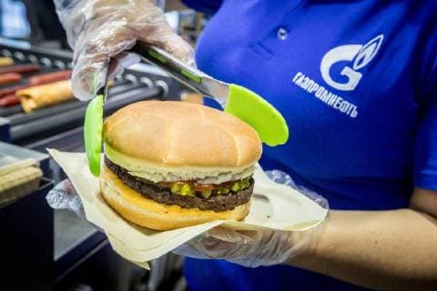 MOSCOW, RUSSIA â€“ MAY 17, 2018: Making a burger with a football bun at a Gazprom Neft filling station. Sergei Bobylev TASS  TS0801E1