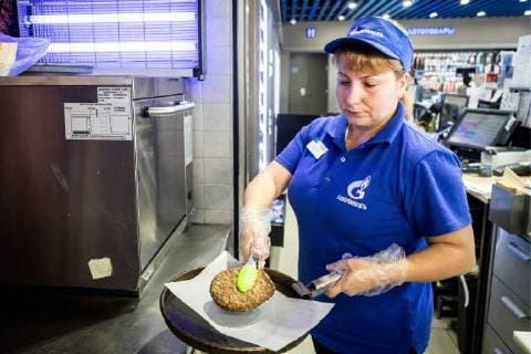 MOSCOW, RUSSIA â€“ MAY 17, 2018: Making a burger with a football bun at a Gazprom Neft filling station. Sergei Bobylev TASS  TS0801E2