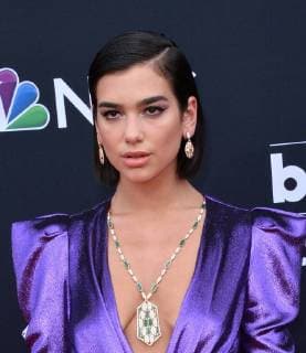 Recording artist Dua Lipa arrives for the 2018 Billboard Music Awards at MGM Grand Garden Arena on May 20, 2018 in Las Vegas, Nevada.  LAV20180520126 JIMxRUYMEN