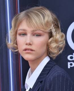 Recording artist Grace VanderWaal arrives for the 2018 Billboard Music Awards at MGM Grand Garden Arena on May 20, 2018 in Las Vegas, Nevada.  LAV20180520186 JIMxRUYMEN