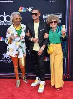 DJ Pauly D (C) arrives for the 2018 Billboard Music Awards at MGM Grand Garden Arena on May 20, 2018 in Las Vegas, Nevada.  LAV20180520209 JIMxRUYMEN